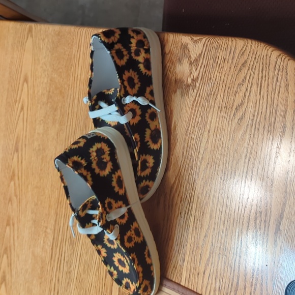 Sneakers - Picture 1 of 5